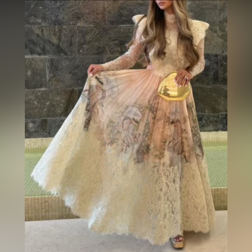🌸AVAILABLE FOR HIRE🌸 Runway Luminosity Lyrical Corded Lace Gown